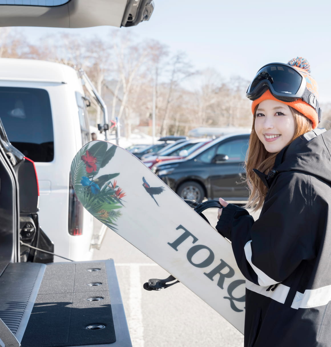 スノーボードを持った女性